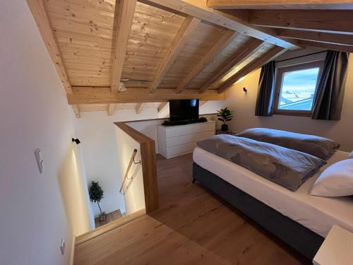 a bedroom with a large bed and a window at Ferienwohnung Osterbach in Bad Feilnbach