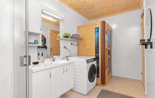 uma lavandaria com uma máquina de lavar roupa e uma máquina de lavar roupa em Awesome Home In seral With House A Mountain View em Åseral