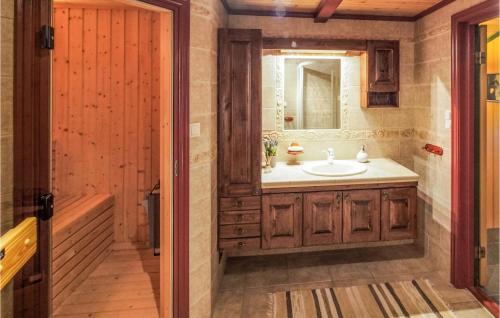 a bathroom with a sink and a mirror at Amazing Home In stby With House A Mountain View in Østby