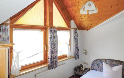 1 dormitorio con cama y ventana en Awesome Apartment In Kappl With 2 Bedrooms en Kappl