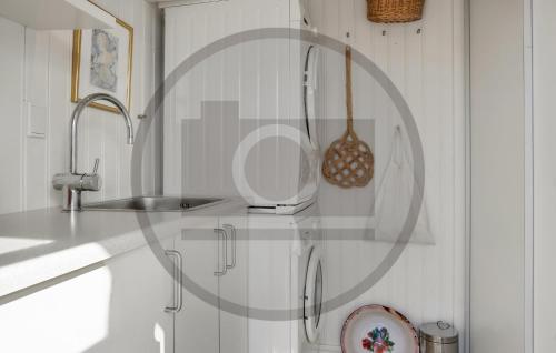 cocina blanca con fregadero y encimera en Beautiful Home In Varde With Kitchen, en Varde