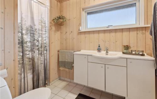 Koupelna v ubytování Amazing Home In Sydals With Wifi