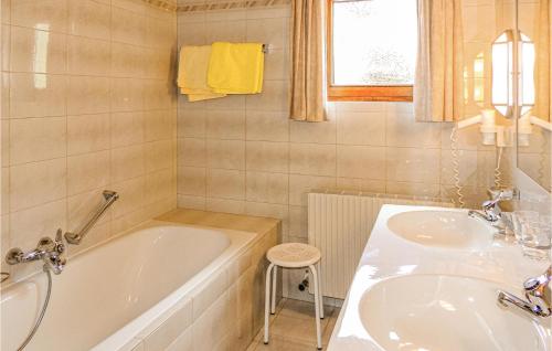 ペットイ・アム・アールベルクにあるNice Apartment In Pettneu Am Arlberg With 2 Bedrooms And Wifiのバスルーム(バスタブ、シンク付)