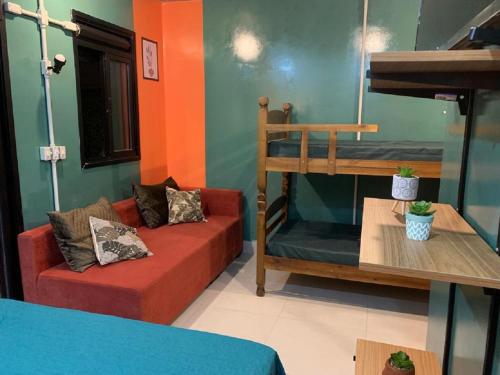 a living room with a couch and a bunk bed at BRÁS Expo Center Norte Feira da Madrugada, shopping vautier 25 março in Sao Paulo