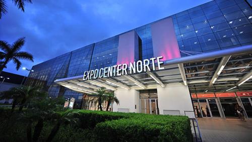un edificio con un cartello sul lato di BRÁS Expo Center Norte Feira da Madrugada, shopping vautier 25 março a San Paolo