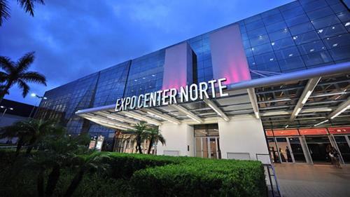 a building with a sign on the side of it at BRÁS Expo Center Norte Feira da Madrugada, shopping vautier 25 março in Sao Paulo