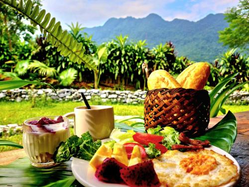 una mesa con un plato de comida en una mesa en Palm Hill Chalet, en Ha Giang