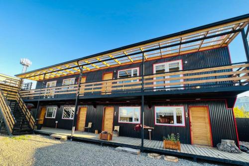 Una casa grande con un balcón en la parte superior. en Departamento duplex 4, en Puerto Natales