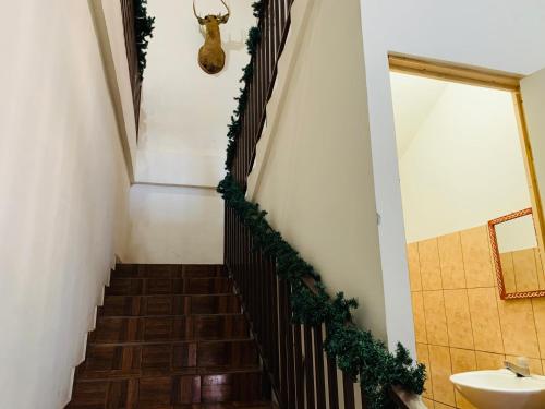a stairway with christmas garland on the wall at Sucursal del Cielo in Concepción de Ataco