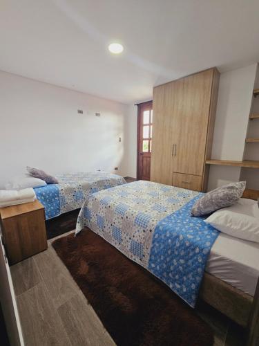 1 dormitorio con 2 camas y ventana en Apartamento en Filandia, en Filandia
