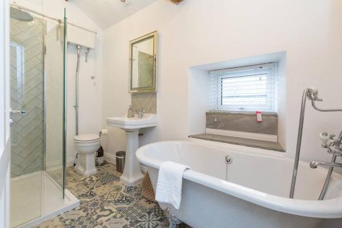 łazienka z wanną, toaletą i umywalką w obiekcie The Old Vet’s House w mieście Masham