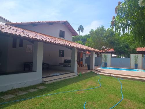 a house with a garden and a swimming pool at Casa Da Mari in Vera Cruz de Itaparica