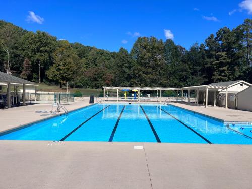 盧爾湖的住宿－Apple Valley Villa 22，一个带凉亭的大型蓝色游泳池
