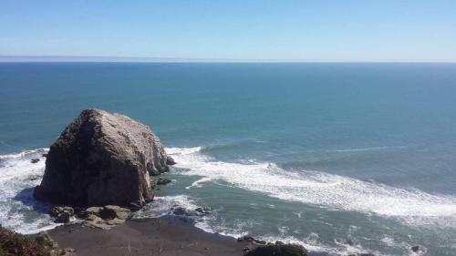 ein großer Felsen im Ozean nahe der Küste in der Unterkunft Hotel Casa Puccllana in Constitución