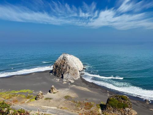 コンスティトゥシオンにあるHotel Casa Puccllanaの海辺の海岸に座る大岩