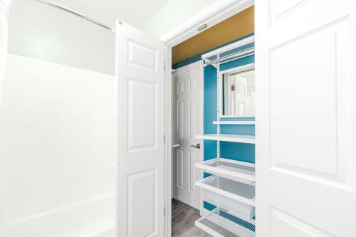 um armário com paredes azuis e portas brancas em TownePlace Suites Stafford em Stafford