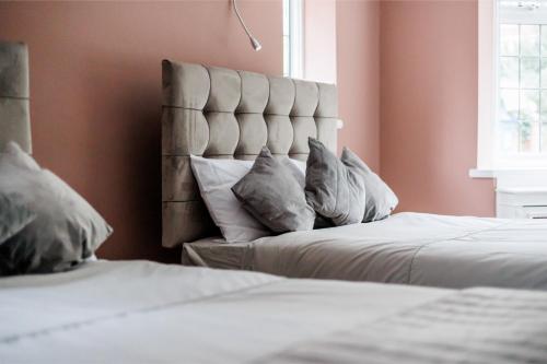 twee bedden naast elkaar in een slaapkamer bij Traditional Family House Near Beach -Great Garden! in Bournemouth
