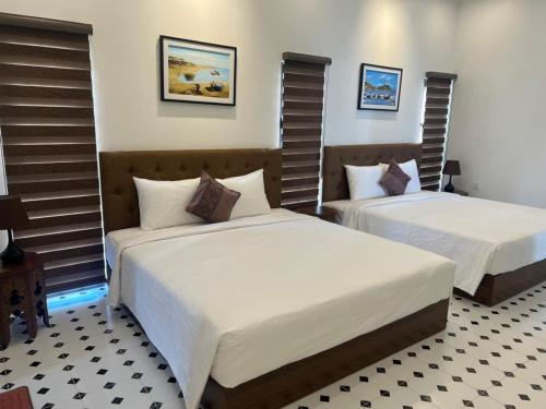 - 2 lits dans une chambre d'hôtel avec 2 lits dans l'établissement Morocco Villa Mui Ne, à Phan Thiết