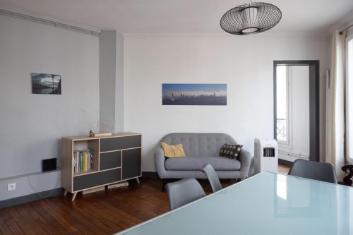 sala de estar con sofá y silla en Comfortable F4 near Petit-Montrouge en París