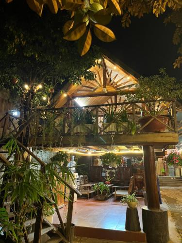 Πισίνα στο ή κοντά στο Nhà Sàn Bên Suối