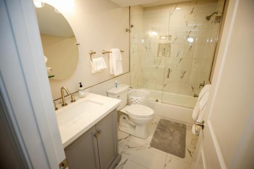 uma casa de banho com um lavatório, um WC e um chuveiro em Amma's Place em Washington