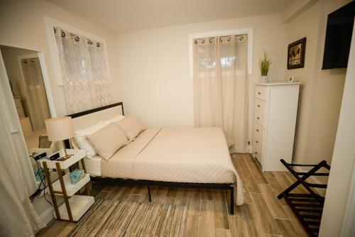 Dormitorio pequeño con cama y vestidor en Amma's Place en Washington