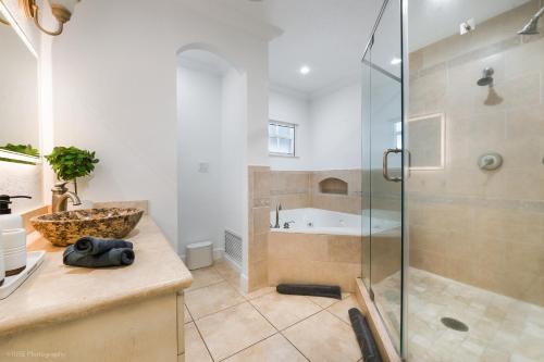 Das Bad ist mit einer Dusche und einer Badewanne ausgestattet. in der Unterkunft Le Femme Paradise in Miami