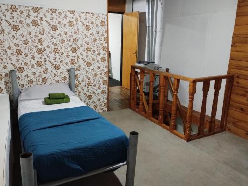 - un petit lit dans une chambre avec un escalier dans l'établissement Depto Arianna, à Los Antiguos