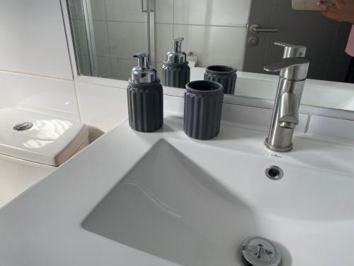 un lavabo con dos dispensadores de jabón. en Cómoda casa nueva 3 D 2 B en La Serena