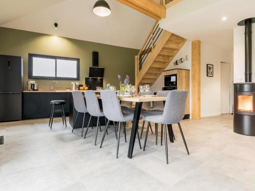 a kitchen and dining room with a table and chairs at Gîte Familial Rénové, Proche Canal, Terrasse, Jardin, et Verger Commun, à 20 km de Nantes - FR-1-306-1262 in Nort-sur-Erdre