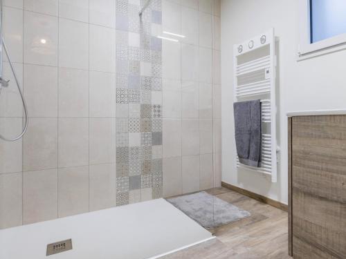 a bathroom with a shower and a sink at Gîte Nort-sur-Erdre, 4 pièces, 6 personnes - FR-1-306-1263 in Nort-sur-Erdre