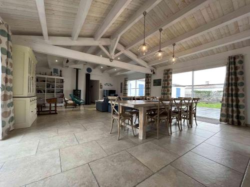 Villa spacieuse avec piscine privée, WiFi gratuit et jardin clos, à proximité de la mer et du centre-ville - FR-1-246A-279