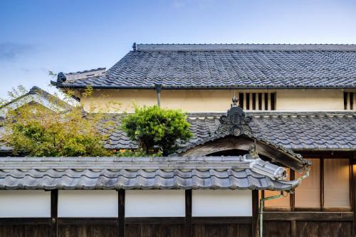 a roof of a building with two plants on it at NIPPONIA 福住 宿場町 in Fukuzumi