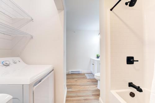 een witte badkamer met een wastafel en een toilet bij Cozy Luxury Living in Auburn, Your Stylish Escape - 2BD 1BA Apartment, Free Parking, WiFi & Balcony! in Auburn