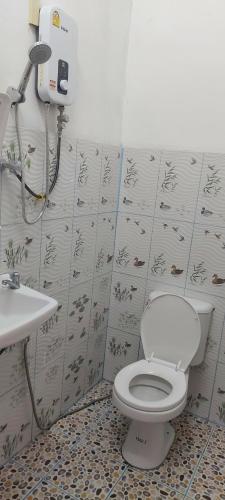 Dorm Janh Ya phone في باكبنج: حمام مع مرحاض ومغسلة