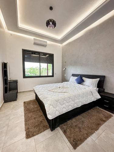 - une chambre avec un grand lit et une fenêtre dans l'établissement Villa Marrakesh White Dreams, à Marrakech