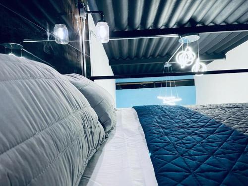 Un pat sau paturi într-o cameră la Room503SanSalvador