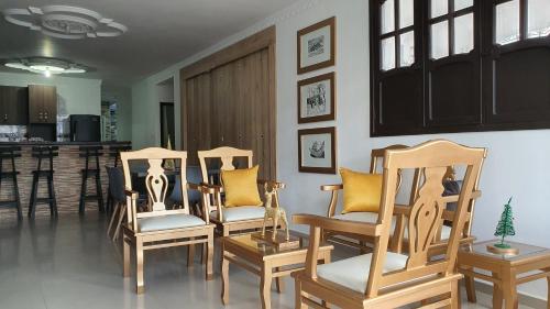 a group of chairs sitting in a living room at Kiosco Azul - Apartamento amoblado cerca al mar in Ríohacha