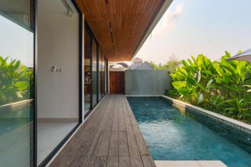 una piscina infinita en el patio trasero de una casa en Villa Sagrada in Canggu Bali, en Dalung