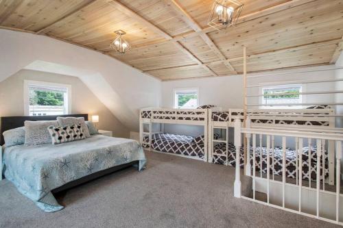 Postel nebo postele na pokoji v ubytování Lakeshore Cottage Waterfront/Great Wi-fi