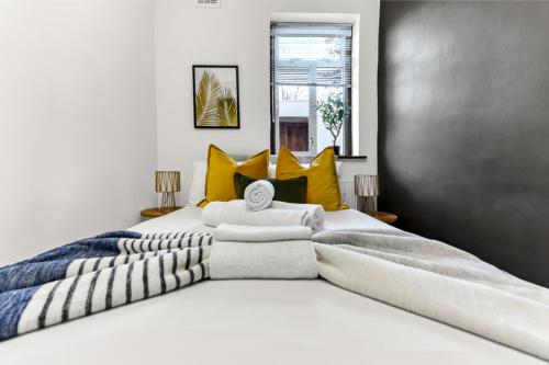 Voodi või voodid majutusasutuse Luxurious Two Bedroom Flat toas