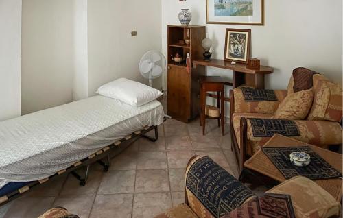 Pokój z łóżkiem, kanapą i stołem w obiekcie 4 Bedroom Lovely Home In Atessa w mieście Atessa