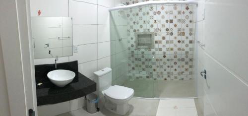 uma pequena casa de banho com WC e chuveiro em Premium Hotel em Delmiro Gouveia