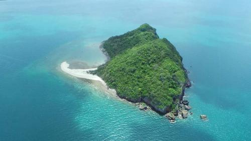 an island in the middle of the ocean at Lung Pod 9 resort in Chumphon