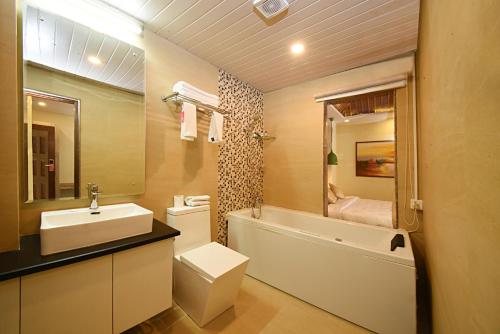 ein Badezimmer mit Waschbecken, Toilette und Badewanne in der Unterkunft Woodapple Hotel and Spa in Kathmandu
