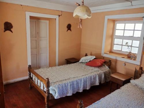 a bedroom with two beds and a window at Casa familiar camino a Horcón in La Serena