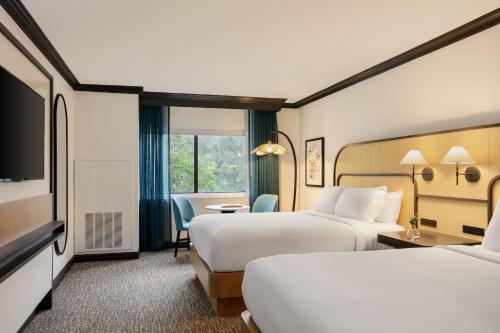 Habitación de hotel con 2 camas y TV en Renaissance Boca Raton Hotel, en Boca Raton