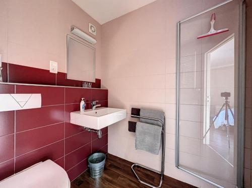 ein Bad mit einem WC, einem Waschbecken und einer Dusche in der Unterkunft La Cour de Grandmenil in Manhay