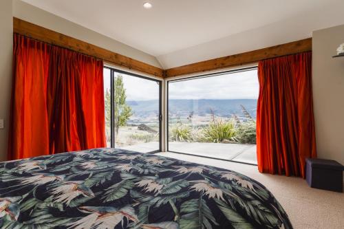 sypialnia z łóżkiem i dużym oknem w obiekcie Chinamans Ridge on Chinamans Terrace - Bendigo, Tarras - Central Otago w mieście Tarras