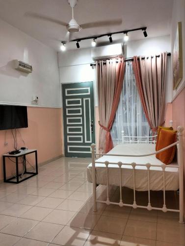 een slaapkamer met een bed en een raam bij SinggahSana Homestay Pasir Mas in Pasir Mas